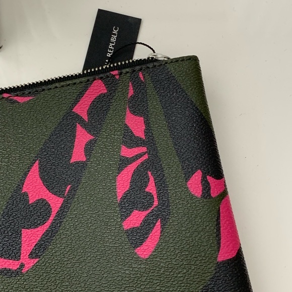 Banana Republic clutch - Picture 3 of 4